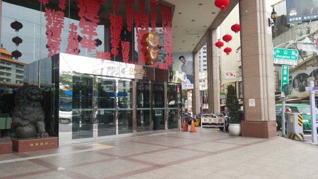 新光三越台南中山店の出入口